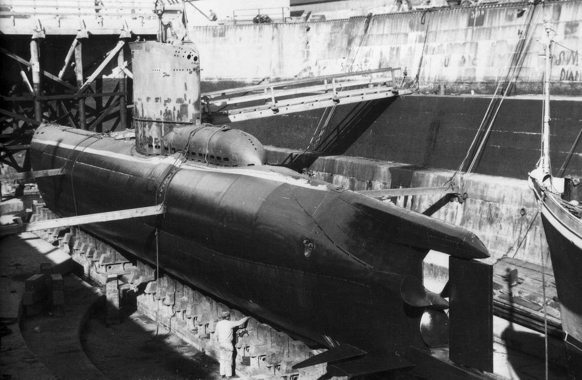 1. le sous-marin 2326 en carénage à Cherbourg, début 1946..jpg